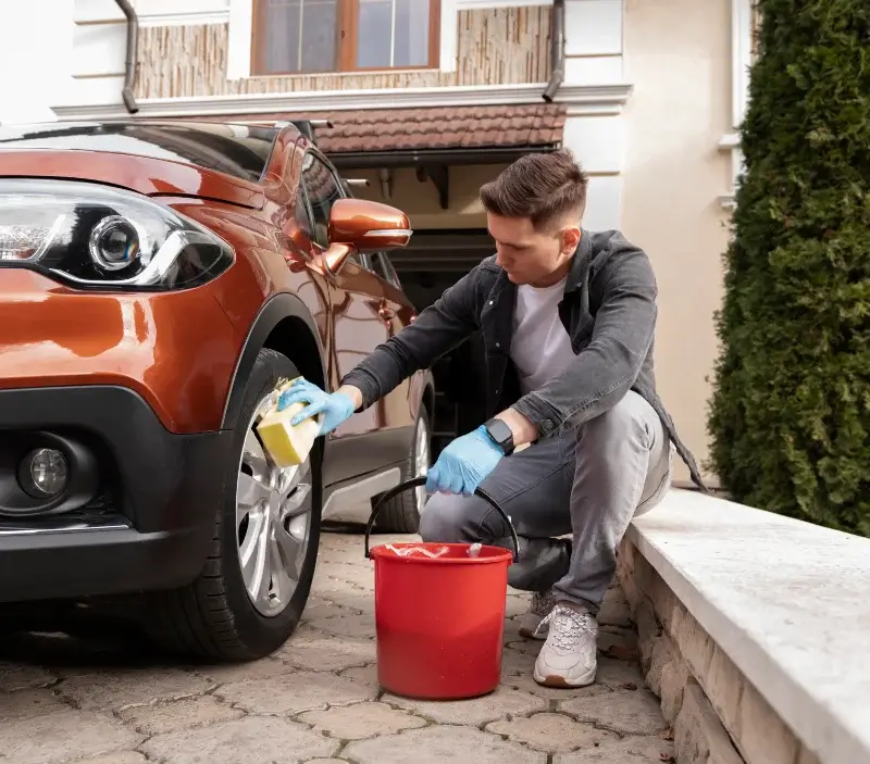 Lavage auto à domicile Saint-Germain-sur-Avre : professionnel intervenant sur un véhicule